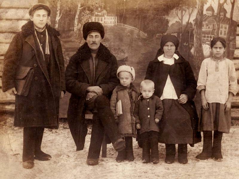 1927. г. Д.К. Шеянов с семьей
